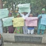 Residents of Okun-Ajah protesting at the meeting between FG officials and stakeholders