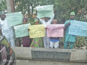 Residents of Okun-Ajah protesting at the meeting between FG officials and stakeholders
