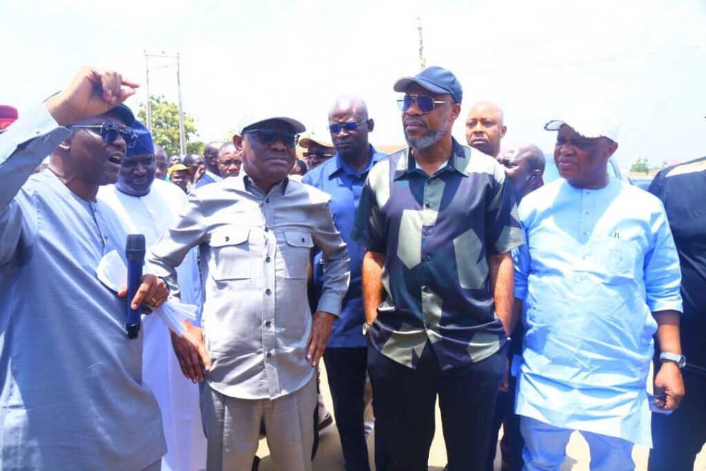 (L-R) Ag. ES FCDA, Richard YDauda, FCT Minister, Nyesom Wike, Allwell Onyesoh, Olaka Nwogu during the Minister’s inspection of the Kabusa/Ketti and Kabusa/Takushara road projects in AMAC on Saturday