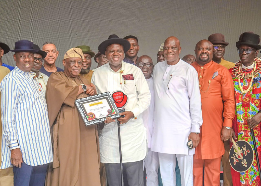 Gov-Diri-receiving-award–1024×731