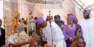 Governor-Seyi-Makinde-presenting-the-new-Alaafin–768×390