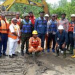 Lokpobiri, heads of security agencies in Bayelsa, and Oando Staff at the site of the gas pipeline