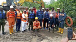 Lokpobiri, heads of security agencies in Bayelsa, and Oando Staff at the site of the gas pipeline