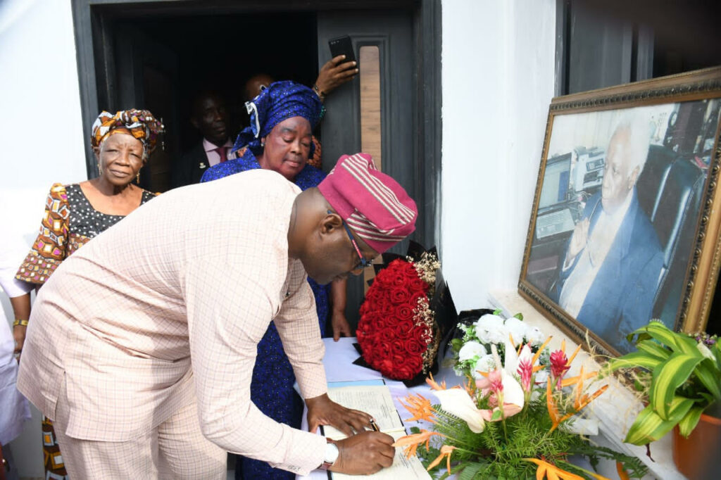 Oyo-Governor-Seyi-Makinde-has-assured-the-immediate-family-of-the-late-Dr-Victor-Omololu-Olunloyo-2x