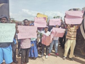 Residents of Igbe Alagemo displaying placards during the peaceful protest at the LCDA secretariat