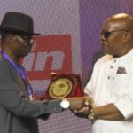 The CEO of Maritime Media Limited, Elder Asu Beks presenting The Editor of the Year Award to Mr Chidi Nnadi, Editor, Sunday Sun