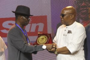 The CEO of Maritime Media Limited, Elder Asu Beks presenting The Editor of the Year Award to Mr Chidi Nnadi, Editor, Sunday Sun