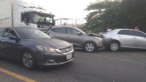 Truck rams into 6 vehicles on Lagos road