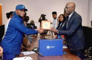 L-R-The-Managing-Director-of-NDDC-Dr-Samuel-Ogbuku-presenting-a-souvenir-to-the-UNs-Resident-and-Humanitarian-Coordinator-UNRHC-in-Nigeria-Mohammed-Fall-1-768×503