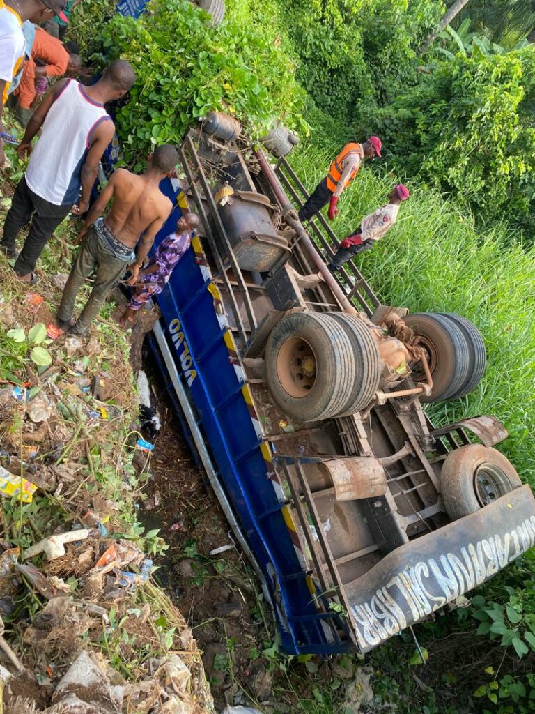 Two feared dead, 15 injured as truck conveying animals crashes in Osun