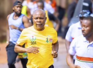 • Governor Peter Mbah slugging it out with other athletes in the First Enugu International Marathon held yesterday in the state