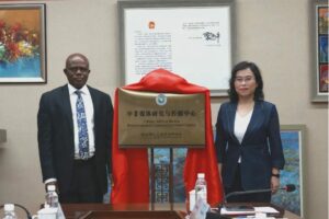 Prof. Zhang Jianzhen, Vice President of Zhejiang Normal University and Emewu unveil plaque of the new Centre