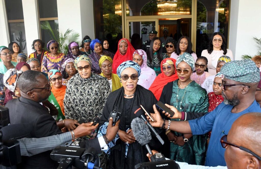 First Lady Oluremi Tinubu surrounded by the wife of the Vice President, Nana Shettima; Chairperson of Nigeria Governors’ Spouses’ Forum (NGSF) and First Lady of Kwara State, Olufolake AbdulRazaq, and others, while briefing State House Correspondents, during the Renewed Hope initiative (RHI), 2nd Quarter High Level Meeting with State First Ladies/RHI Coordinators, held at the Presidential Villa Abuja Monday, June 23, 2025