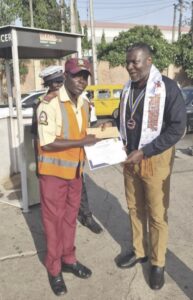 Ogu {left) presenting award certificate and cash gift to Temitope