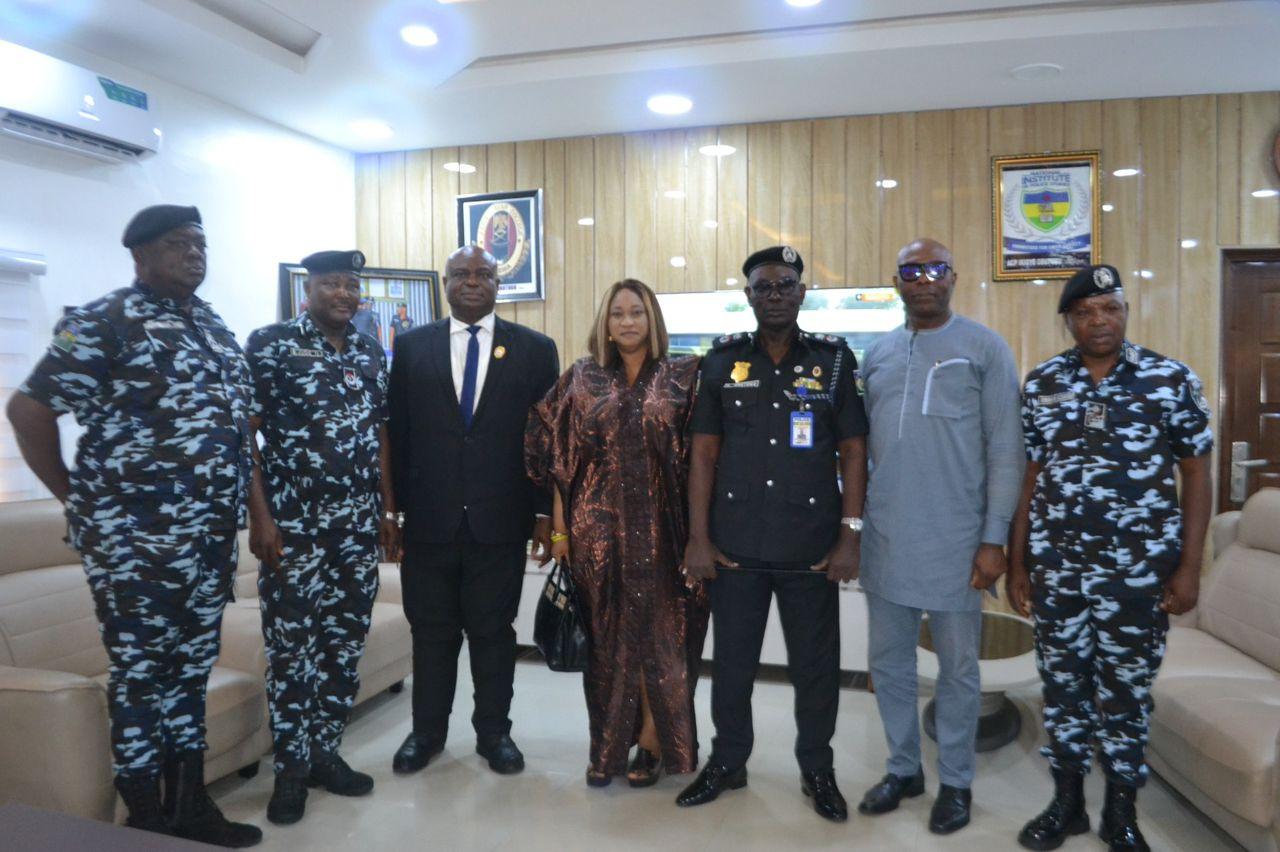 The CP with officers and heads of federal institutions in Anambra