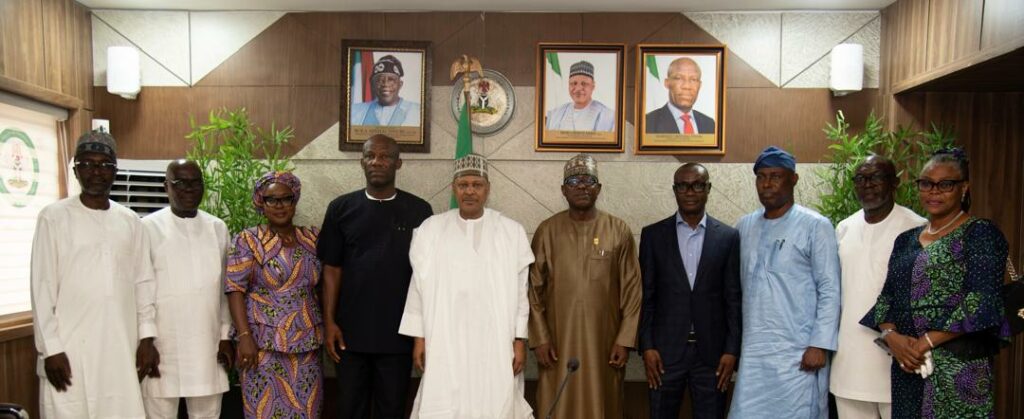 The Minister of Information and National Orientation, Mohammed Idris (middle); the Permanent Secretary, Federal Ministry of Information and National Orientation, Mr. Ogbodo Chinasa Nnam (left), the Deputy President of the Nigerian Guild of Editors, Dr. Sebastian Abu (right), the General Secretary, Nigerian Guild of Editors, Mr Onuoha Ukeh (4th right) and others during a courtesy visit to the minister by the executives of the Guild in Abuja on Wednesday