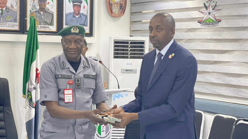 Customs seizes $20,000 at Seme, hands over to EFCC