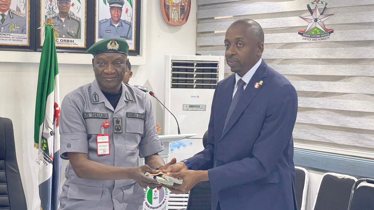Customs seizes $20,000 at Seme, hands over to EFCC