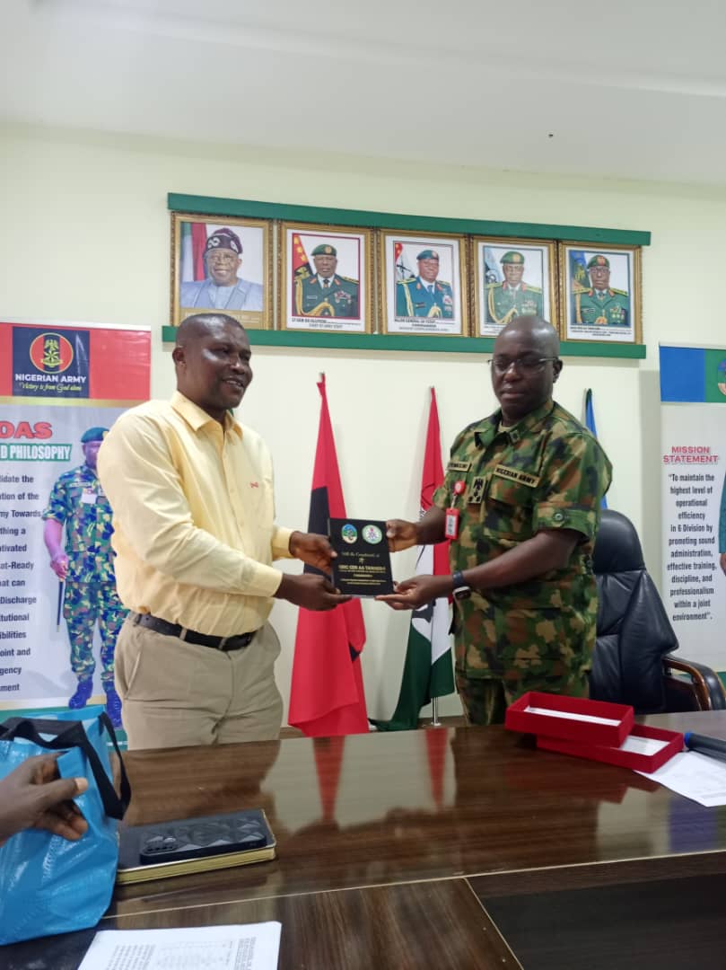 Commander 2 Brigade Nigeria Army Alexander Tawasimi presenting a souvenir to chairman of Correspondents’ Chapel of NUJ , Akwa Ibom state council Comrade Bassey Anthony during courtesy visit recently