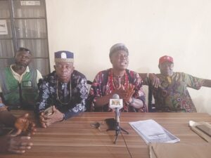 • Iwollo leaders addressing journalists
