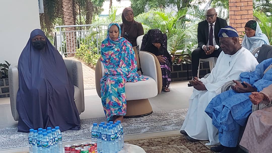Bisi-Akande-visits-Buharis-family
