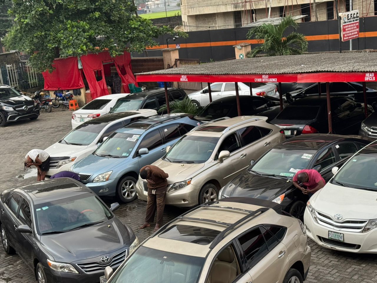 EFCC nabs 93 internet fraud suspects in Abeokuta, recovers 18 vehicles