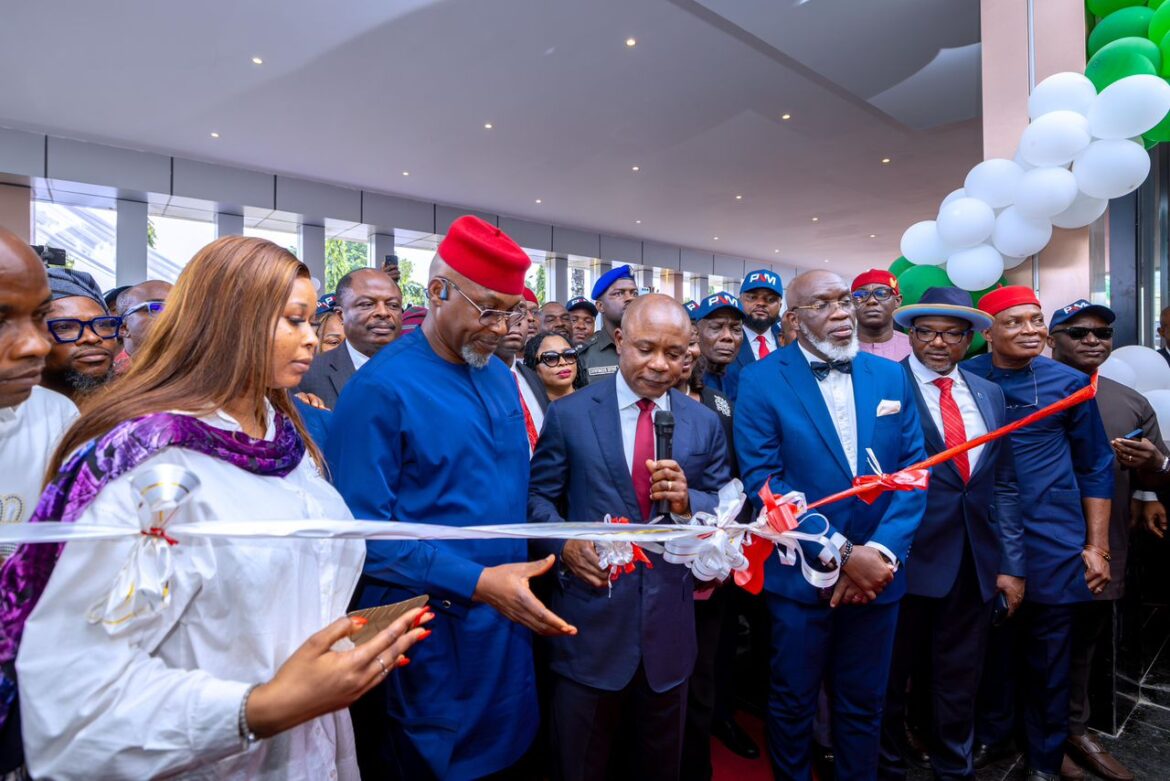 Enugu gov, Peter Mbah and other dignitaries at the commissioning