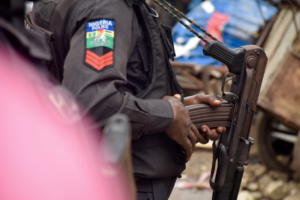 NIGERIAN-POLICE-WITH-RIFLE_TheCable1