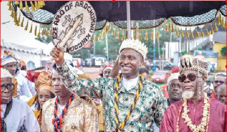 His Eminence, Eze Aro XI, Dr. Eberechukwu Oji, acknowledging cheers from the crowd
