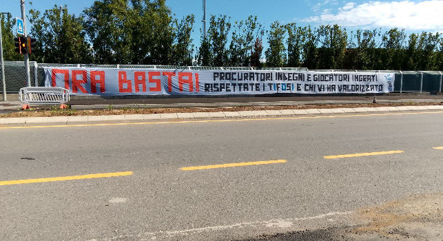 atalanta-fans-banner-against-ademola-lookman
