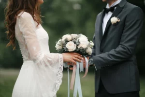 couple-holding-wedding-bouquet-scaled_460x@2x