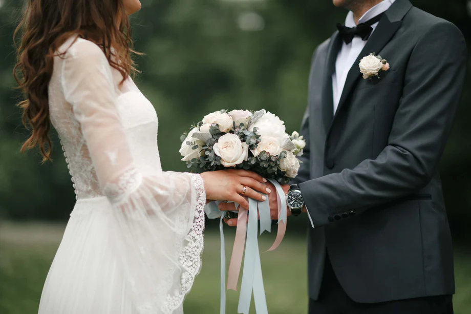 couple-holding-wedding-bouquet-scaled_460x@2x