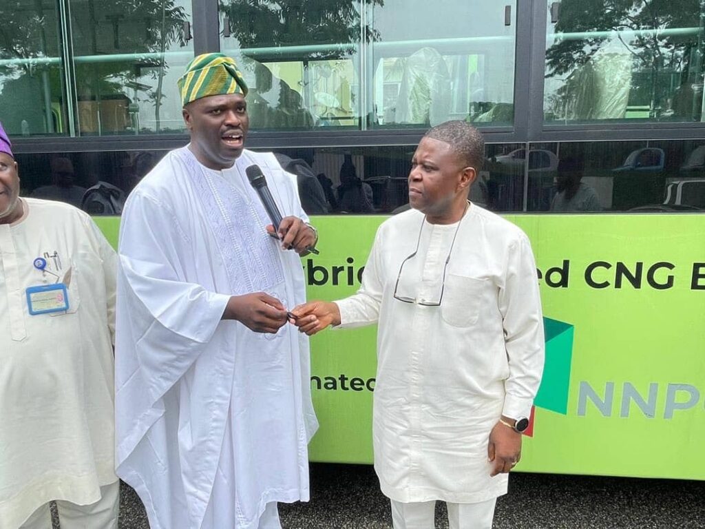Transport Mandate Secretary Chinedu Elechi receiving the key to one of the hybrid buses from Programme Director and Chief Executive of the Presidential CNG Initiative and donor of the buses, Michael Oluwagbemi, on Thursday, August 14, 2025