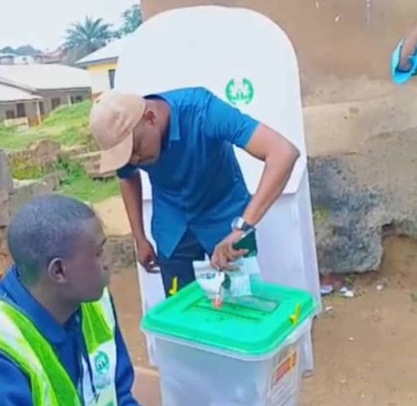 Folajinmi Oyekunle, the PDP candidate, casting his vote in Ibadan,  Oyo State