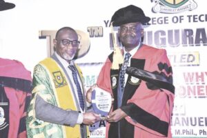 Abdul presenting plaque to Aladeloba