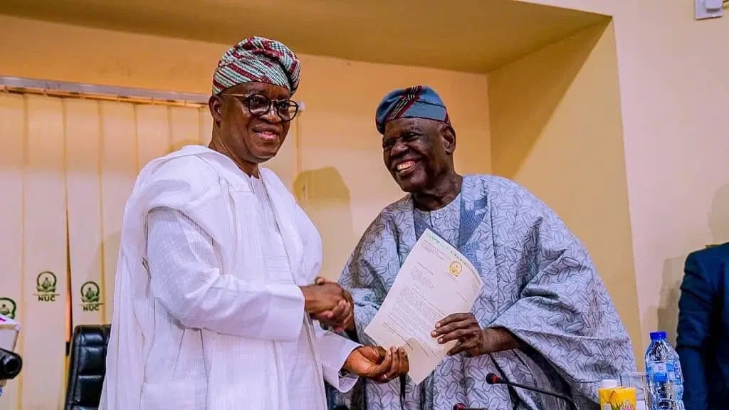 Akande, Oyetola