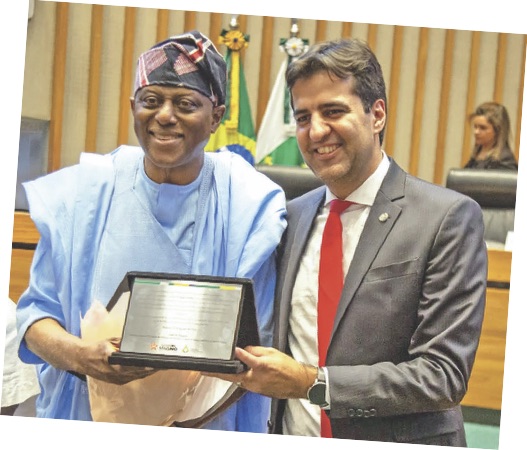 Cardoso receiving an award from a Brazilian government official during his visit