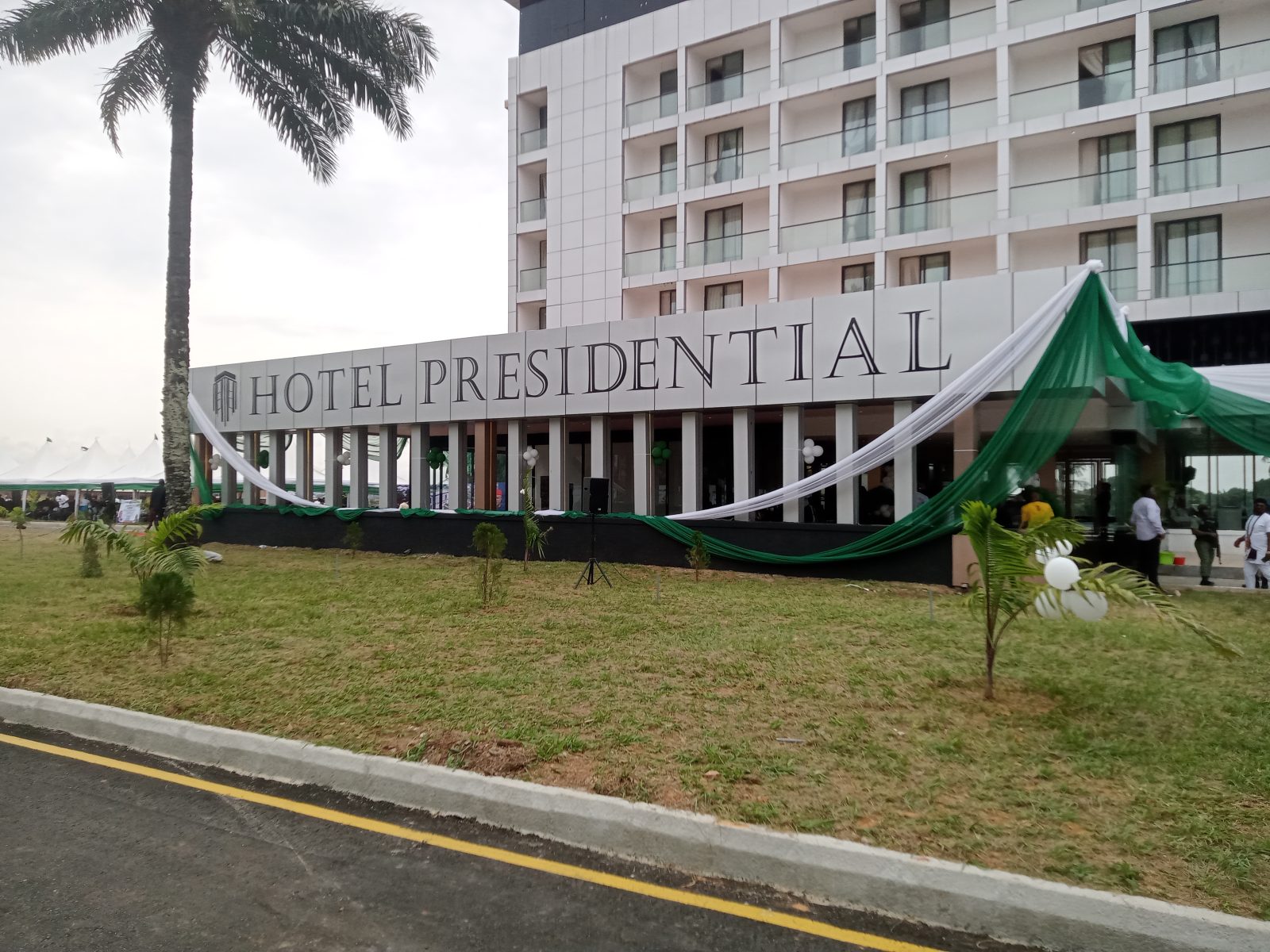 FRONT-PRES-HOTEL2-1600×1200