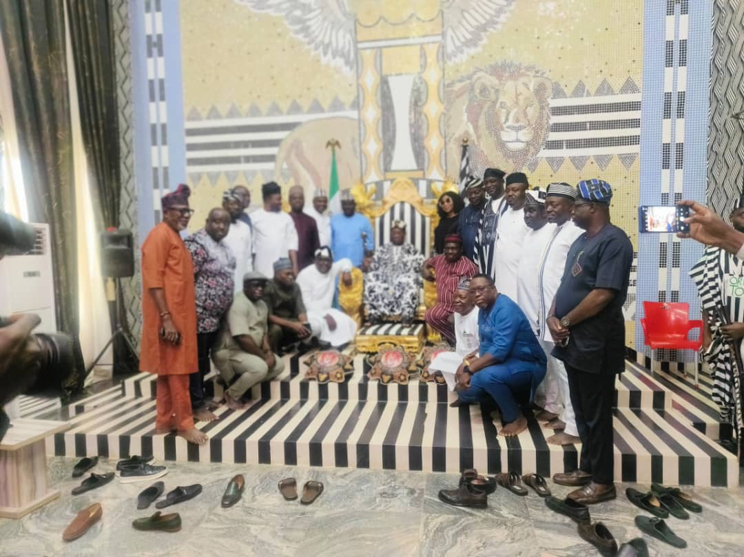 The Tor Tiv with members of the 10th Assembly during the visit