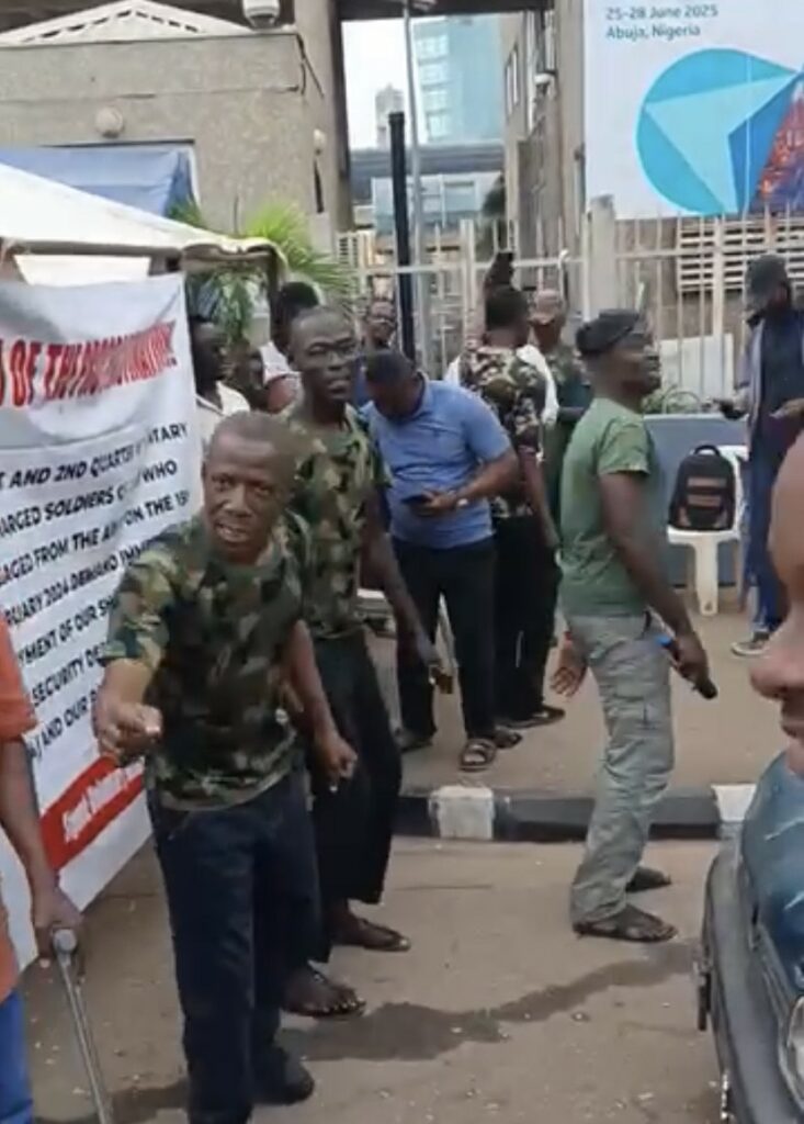 Ex-soldiers besiege Finance Ministry over unpaid benefits
