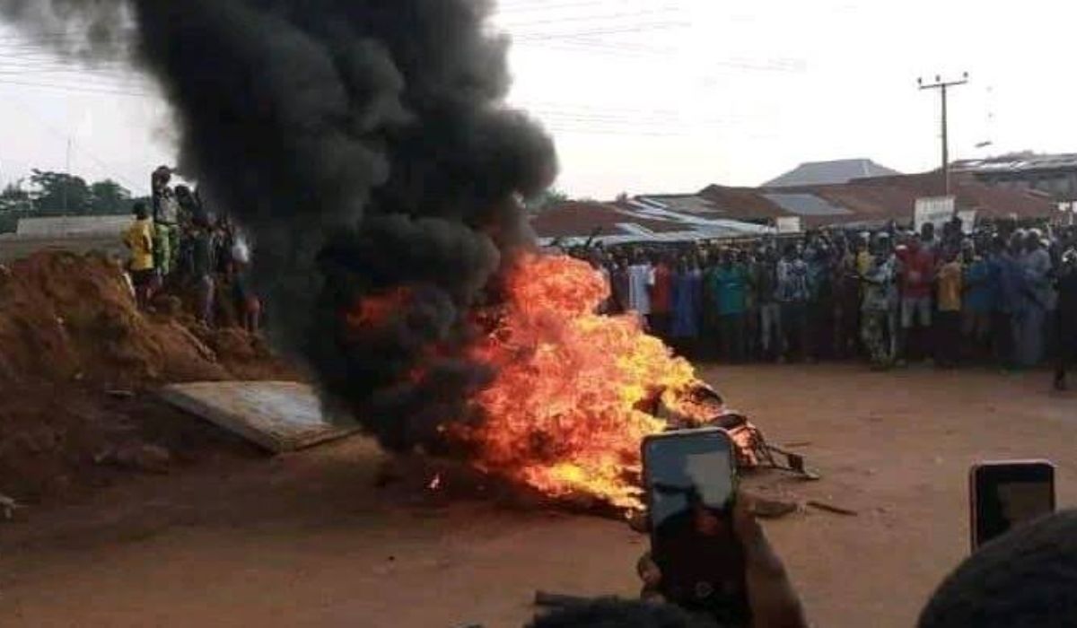 Angry mob burns child kidnapper alive in Delta