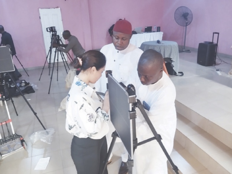 • Satmit Kaur (L) showing the health workers how to use the ultra portable x-ray machines