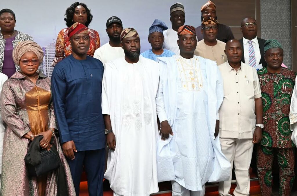 From left, Vice Chairman, Planning Committee for the 50th Anniversary of Oyo State, Alhaja Alolade Agboola; Oyo State Governor, Seyi Makinde; Committee Chairman, Hon Saheed Fijabi; members, Dr Z O Ajuwon; Mr Adegboyega Badejo; Alhaji Gafar Bello and others, during the inauguration of the committee, held at Executive Chamber, Governor’s Office Secretariat, Ibadan. Oyo Gov’s Media Unit