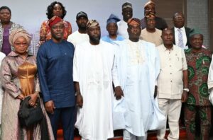From left, Vice Chairman, Planning Committee for the 50th Anniversary of Oyo State, Alhaja Alolade Agboola; Oyo State Governor, Seyi Makinde; Committee Chairman, Hon Saheed Fijabi; members, Dr Z O Ajuwon; Mr Adegboyega Badejo; Alhaji Gafar Bello and others, during the inauguration of the committee, held at Executive Chamber, Governor’s Office Secretariat, Ibadan. Oyo Gov’s Media Unit