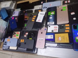 Lagos thieves with stolen iPhones, Android phones