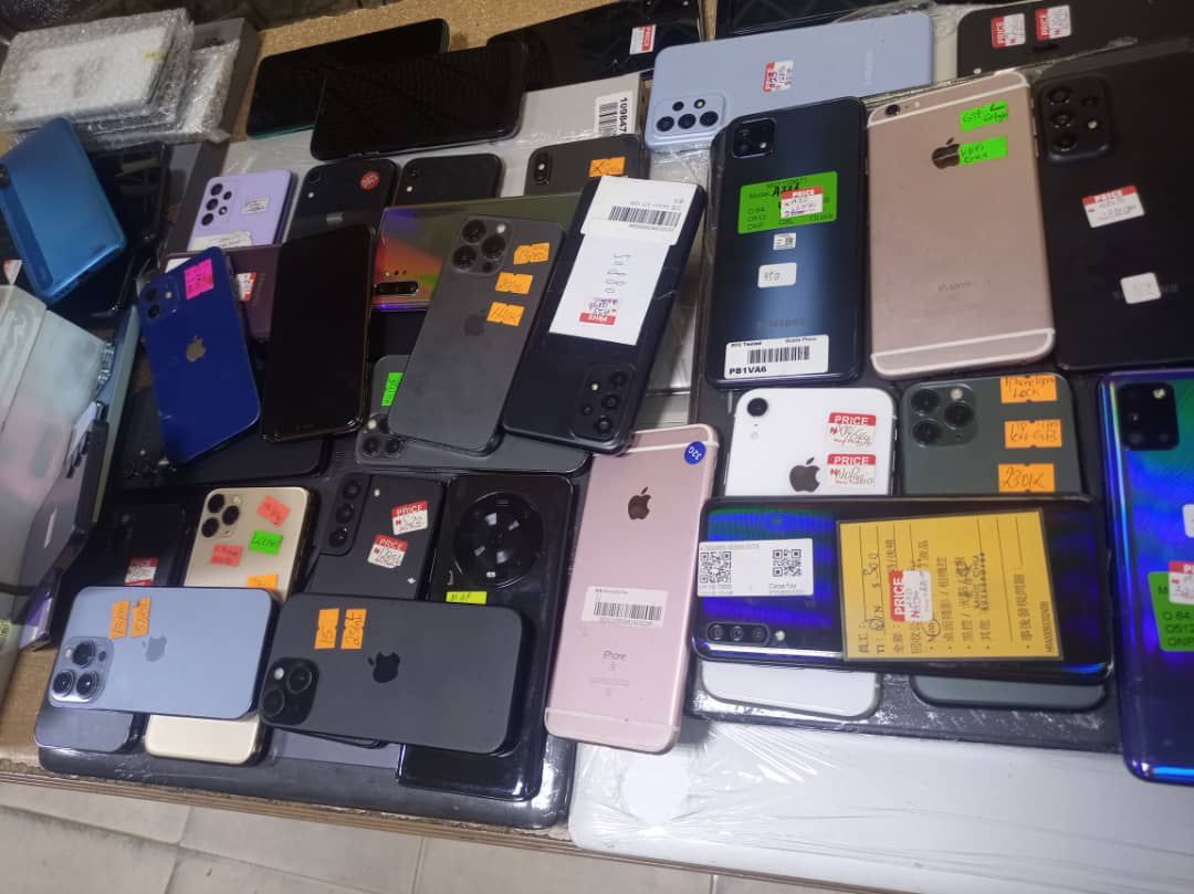 Lagos thieves with stolen iPhones, Android phones