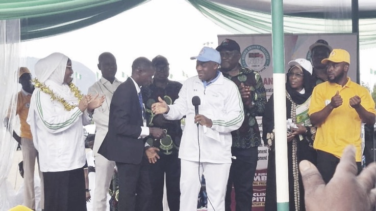 Dr. Alausa handing over car key to Solanke