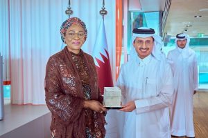 First Lady of Nigeria, Oluremi Tinubu receiving a gift from the CEO of the Quatar Foundation, Yousif Al Na’am during her visit to the Headquarters of the Foundation in Quatar on Monday October 13, 2025