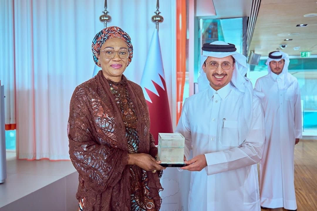First Lady of Nigeria, Oluremi Tinubu receiving a gift from the CEO of the Quatar Foundation, Yousif Al Na’am during her visit to the Headquarters of the Foundation in Quatar on Monday October 13, 2025