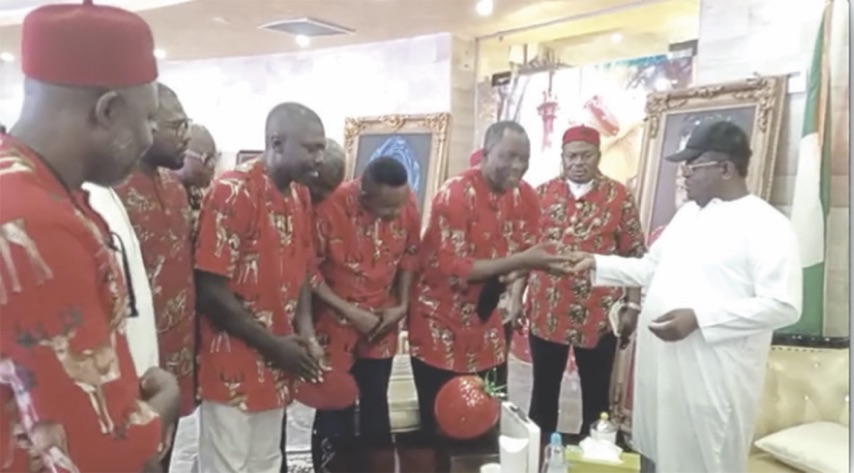 Umahi presenting vehicle keys to AYF leaders